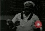 Standbild US Navy Segler Ersten Weltkrieg mess Einrichtung Great Lakes Illinois USA, 1917, aus Sekunde 45 historischem Filmmaterial Videoclip 65675077383