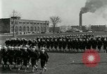 Standbild US Navy Segler bohren während Ersten Weltkrieg Ausbildung Great Lakes Illinois USA, 1917, aus Sekunde 3 historischem Filmmaterial Videoclip 65675077388