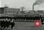 Standbild US Navy Segler bohren während Ersten Weltkrieg Ausbildung Great Lakes Illinois USA, 1917, aus Sekunde 4 historischem Filmmaterial Videoclip 65675077388