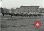 Standbild US Navy Segler bohren während Ersten Weltkrieg Ausbildung Great Lakes Illinois USA, 1917, aus Sekunde 12 historischem Filmmaterial Videoclip 65675077388