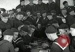 Standbild US Navy Segler Spielkarten Great Lakes Illinois USA, 1917, aus Sekunde 9 historischem Filmmaterial Videoclip 65675077390
