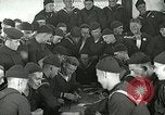 Standbild US Navy Segler Spielkarten Great Lakes Illinois USA, 1917, aus Sekunde 10 historischem Filmmaterial Videoclip 65675077390