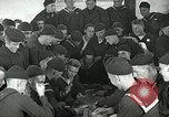 Standbild US Navy Segler Spielkarten Great Lakes Illinois USA, 1917, aus Sekunde 11 historischem Filmmaterial Videoclip 65675077390