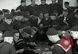 Standbild US Navy Segler Spielkarten Great Lakes Illinois USA, 1917, aus Sekunde 13 historischem Filmmaterial Videoclip 65675077390