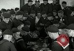 Standbild US Navy Segler Spielkarten Great Lakes Illinois USA, 1917, aus Sekunde 15 historischem Filmmaterial Videoclip 65675077390