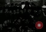 Standbild US Navy sailor hypnotisiert Mitsegler Great Lakes Illinois USA, 1917, aus Sekunde 1 historischem Filmmaterial Videoclip 65675077392