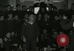 Standbild US Navy sailor hypnotisiert Mitsegler Great Lakes Illinois USA, 1917, aus Sekunde 3 historischem Filmmaterial Videoclip 65675077392