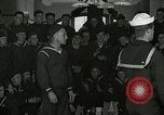 Standbild US Navy sailor hypnotisiert Mitsegler Great Lakes Illinois USA, 1917, aus Sekunde 4 historischem Filmmaterial Videoclip 65675077392
