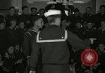 Standbild US Navy sailor hypnotisiert Mitsegler Great Lakes Illinois USA, 1917, aus Sekunde 5 historischem Filmmaterial Videoclip 65675077392
