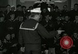 Standbild US Navy sailor hypnotisiert Mitsegler Great Lakes Illinois USA, 1917, aus Sekunde 6 historischem Filmmaterial Videoclip 65675077392