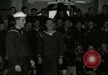 Standbild US Navy sailor hypnotisiert Mitsegler Great Lakes Illinois USA, 1917, aus Sekunde 7 historischem Filmmaterial Videoclip 65675077392