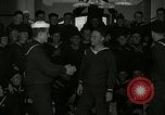 Standbild US Navy sailor hypnotisiert Mitsegler Great Lakes Illinois USA, 1917, aus Sekunde 8 historischem Filmmaterial Videoclip 65675077392