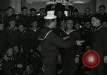 Standbild US Navy sailor hypnotisiert Mitsegler Great Lakes Illinois USA, 1917, aus Sekunde 9 historischem Filmmaterial Videoclip 65675077392