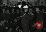 Standbild US Navy sailor hypnotisiert Mitsegler Great Lakes Illinois USA, 1917, aus Sekunde 10 historischem Filmmaterial Videoclip 65675077392