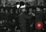 Standbild US Navy sailor hypnotisiert Mitsegler Great Lakes Illinois USA, 1917, aus Sekunde 11 historischem Filmmaterial Videoclip 65675077392