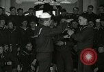 Standbild US Navy sailor hypnotisiert Mitsegler Great Lakes Illinois USA, 1917, aus Sekunde 12 historischem Filmmaterial Videoclip 65675077392