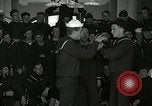 Standbild US Navy sailor hypnotisiert Mitsegler Great Lakes Illinois USA, 1917, aus Sekunde 13 historischem Filmmaterial Videoclip 65675077392