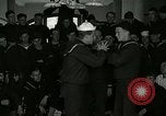 Standbild US Navy sailor hypnotisiert Mitsegler Great Lakes Illinois USA, 1917, aus Sekunde 14 historischem Filmmaterial Videoclip 65675077392