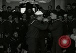 Standbild US Navy sailor hypnotisiert Mitsegler Great Lakes Illinois USA, 1917, aus Sekunde 15 historischem Filmmaterial Videoclip 65675077392
