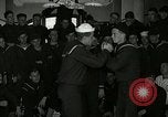 Standbild US Navy sailor hypnotisiert Mitsegler Great Lakes Illinois USA, 1917, aus Sekunde 16 historischem Filmmaterial Videoclip 65675077392