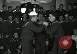 Standbild US Navy sailor hypnotisiert Mitsegler Great Lakes Illinois USA, 1917, aus Sekunde 17 historischem Filmmaterial Videoclip 65675077392