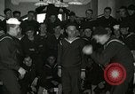 Standbild US Navy sailor hypnotisiert Mitsegler Great Lakes Illinois USA, 1917, aus Sekunde 18 historischem Filmmaterial Videoclip 65675077392