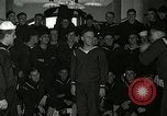 Standbild US Navy sailor hypnotisiert Mitsegler Great Lakes Illinois USA, 1917, aus Sekunde 19 historischem Filmmaterial Videoclip 65675077392