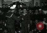 Standbild US Navy sailor hypnotisiert Mitsegler Great Lakes Illinois USA, 1917, aus Sekunde 20 historischem Filmmaterial Videoclip 65675077392