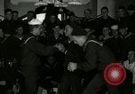 Standbild US Navy sailor hypnotisiert Mitsegler Great Lakes Illinois USA, 1917, aus Sekunde 21 historischem Filmmaterial Videoclip 65675077392