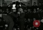 Standbild US Navy sailor hypnotisiert Mitsegler Great Lakes Illinois USA, 1917, aus Sekunde 22 historischem Filmmaterial Videoclip 65675077392
