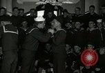 Standbild US Navy sailor hypnotisiert Mitsegler Great Lakes Illinois USA, 1917, aus Sekunde 23 historischem Filmmaterial Videoclip 65675077392