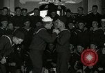 Standbild US Navy sailor hypnotisiert Mitsegler Great Lakes Illinois USA, 1917, aus Sekunde 24 historischem Filmmaterial Videoclip 65675077392