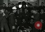 Standbild US Navy sailor hypnotisiert Mitsegler Great Lakes Illinois USA, 1917, aus Sekunde 25 historischem Filmmaterial Videoclip 65675077392
