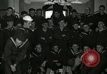 Standbild US Navy sailor hypnotisiert Mitsegler Great Lakes Illinois USA, 1917, aus Sekunde 26 historischem Filmmaterial Videoclip 65675077392