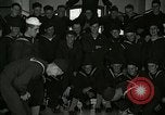 Standbild US Navy sailor hypnotisiert Mitsegler Great Lakes Illinois USA, 1917, aus Sekunde 27 historischem Filmmaterial Videoclip 65675077392