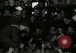 Standbild US Navy sailor hypnotisiert Mitsegler Great Lakes Illinois USA, 1917, aus Sekunde 28 historischem Filmmaterial Videoclip 65675077392