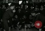 Standbild US Navy sailor hypnotisiert Mitsegler Great Lakes Illinois USA, 1917, aus Sekunde 29 historischem Filmmaterial Videoclip 65675077392