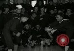 Standbild US Navy sailor hypnotisiert Mitsegler Great Lakes Illinois USA, 1917, aus Sekunde 30 historischem Filmmaterial Videoclip 65675077392