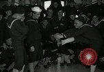 Standbild US Navy sailor hypnotisiert Mitsegler Great Lakes Illinois USA, 1917, aus Sekunde 31 historischem Filmmaterial Videoclip 65675077392