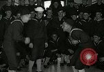 Standbild US Navy sailor hypnotisiert Mitsegler Great Lakes Illinois USA, 1917, aus Sekunde 32 historischem Filmmaterial Videoclip 65675077392