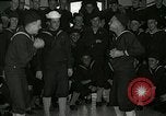 Standbild US Navy sailor hypnotisiert Mitsegler Great Lakes Illinois USA, 1917, aus Sekunde 33 historischem Filmmaterial Videoclip 65675077392