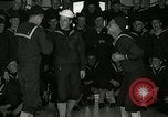 Standbild US Navy sailor hypnotisiert Mitsegler Great Lakes Illinois USA, 1917, aus Sekunde 34 historischem Filmmaterial Videoclip 65675077392