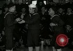 Standbild US Navy sailor hypnotisiert Mitsegler Great Lakes Illinois USA, 1917, aus Sekunde 35 historischem Filmmaterial Videoclip 65675077392