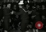 Standbild US Navy sailor hypnotisiert Mitsegler Great Lakes Illinois USA, 1917, aus Sekunde 36 historischem Filmmaterial Videoclip 65675077392
