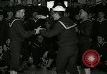 Standbild US Navy sailor hypnotisiert Mitsegler Great Lakes Illinois USA, 1917, aus Sekunde 37 historischem Filmmaterial Videoclip 65675077392