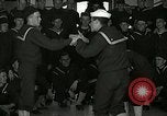 Standbild US Navy sailor hypnotisiert Mitsegler Great Lakes Illinois USA, 1917, aus Sekunde 38 historischem Filmmaterial Videoclip 65675077392