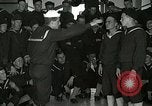 Standbild US Navy sailor hypnotisiert Mitsegler Great Lakes Illinois USA, 1917, aus Sekunde 39 historischem Filmmaterial Videoclip 65675077392