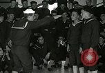 Standbild US Navy sailor hypnotisiert Mitsegler Great Lakes Illinois USA, 1917, aus Sekunde 40 historischem Filmmaterial Videoclip 65675077392