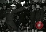 Standbild US Navy sailor hypnotisiert Mitsegler Great Lakes Illinois USA, 1917, aus Sekunde 41 historischem Filmmaterial Videoclip 65675077392