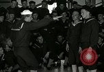 Standbild US Navy sailor hypnotisiert Mitsegler Great Lakes Illinois USA, 1917, aus Sekunde 42 historischem Filmmaterial Videoclip 65675077392